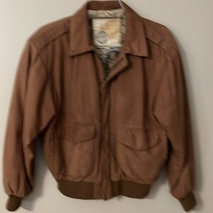 Leather Bomber Jacket. Zipper, double pockets.